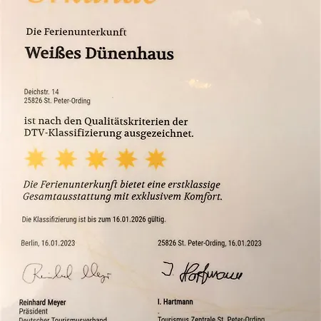 Weisses Duenenhaus Mit Meerblick