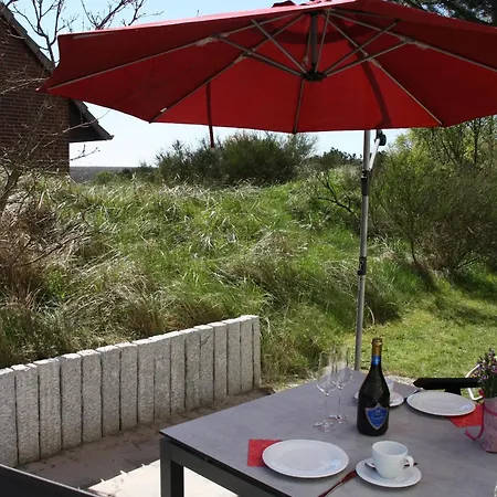 Weisses Duenenhaus Mit Meerblick