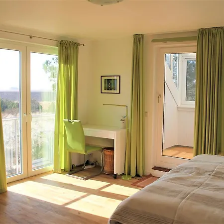 Weisses Duenenhaus Mit Meerblick