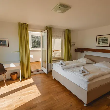Weisses Duenenhaus Mit Meerblick