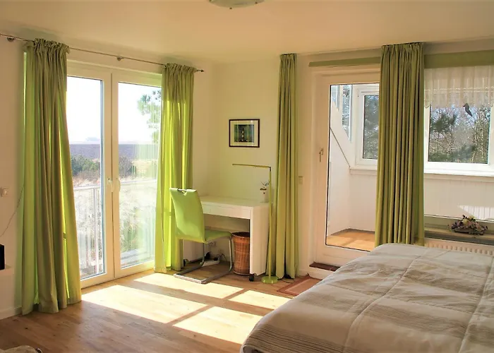 Weisses Duenenhaus Mit Meerblick